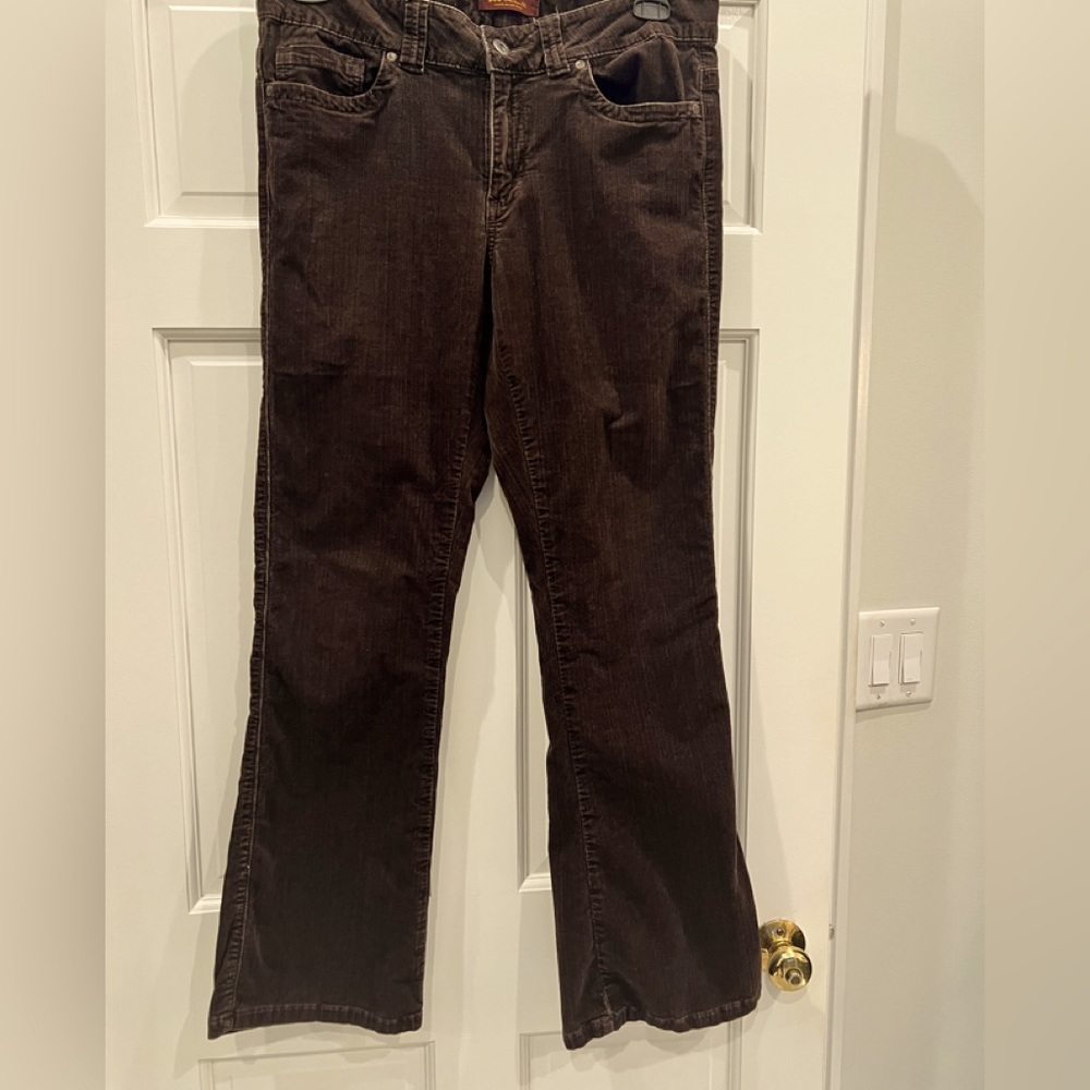 Lee Women’s low rise corduroy boot cut pants. Size 11/12